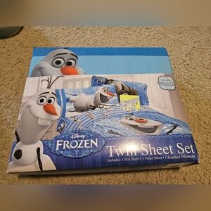 Disney Frozen Olaf Twin Size Sheet Set 4 Pieces New Flat Fitted 2 Pillowcases.